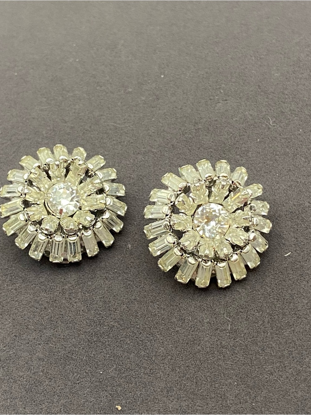 Mid Century Vintage Weiss Rhinestone Sunburst Clip-On Earrings in Clear/Silver